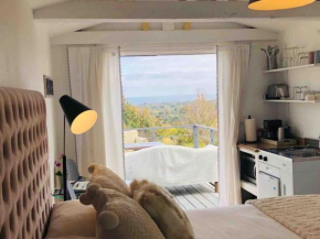 30 PCT OFF!! Limited Time! Malibu Charming Getaway with King Bed, Near Beach
